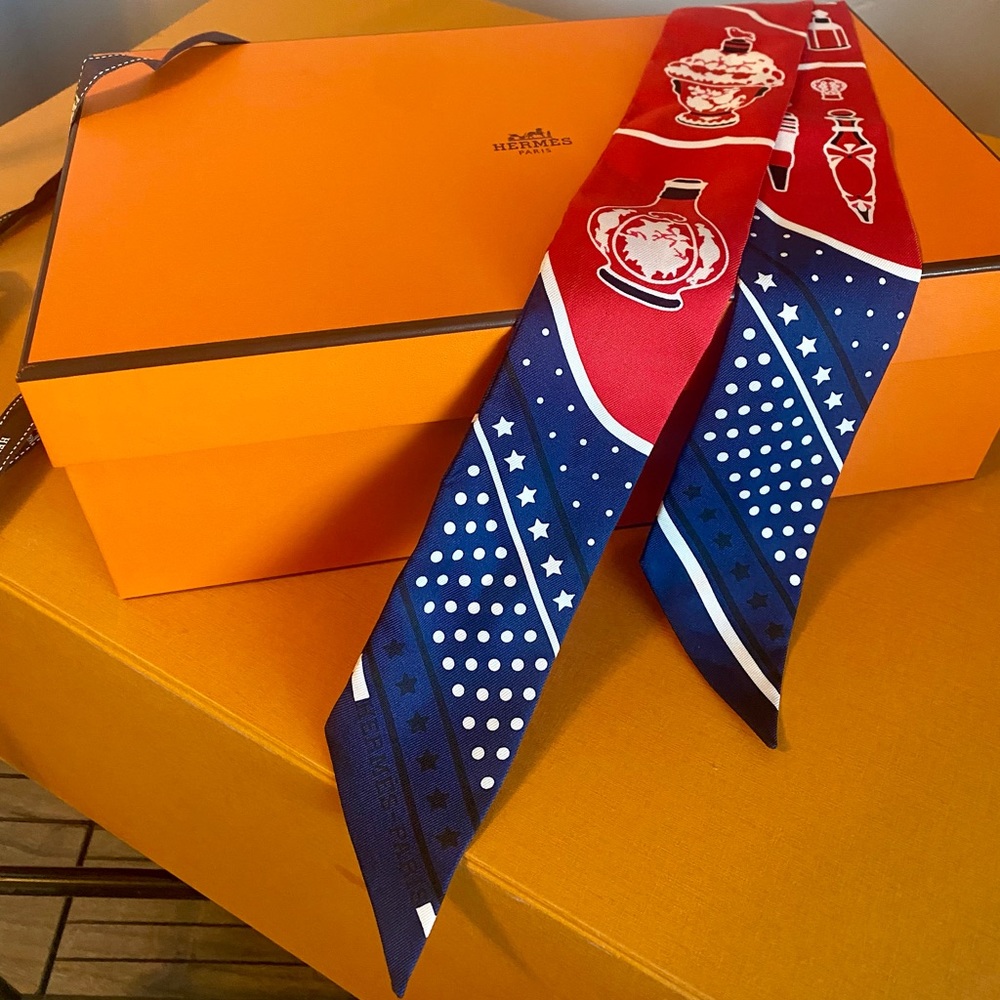 HERMÈS SILK TWILLY SCARF LES FLACONS BANDANA MARINE/ ROUGE/ BLANC - Picture 10 of 13